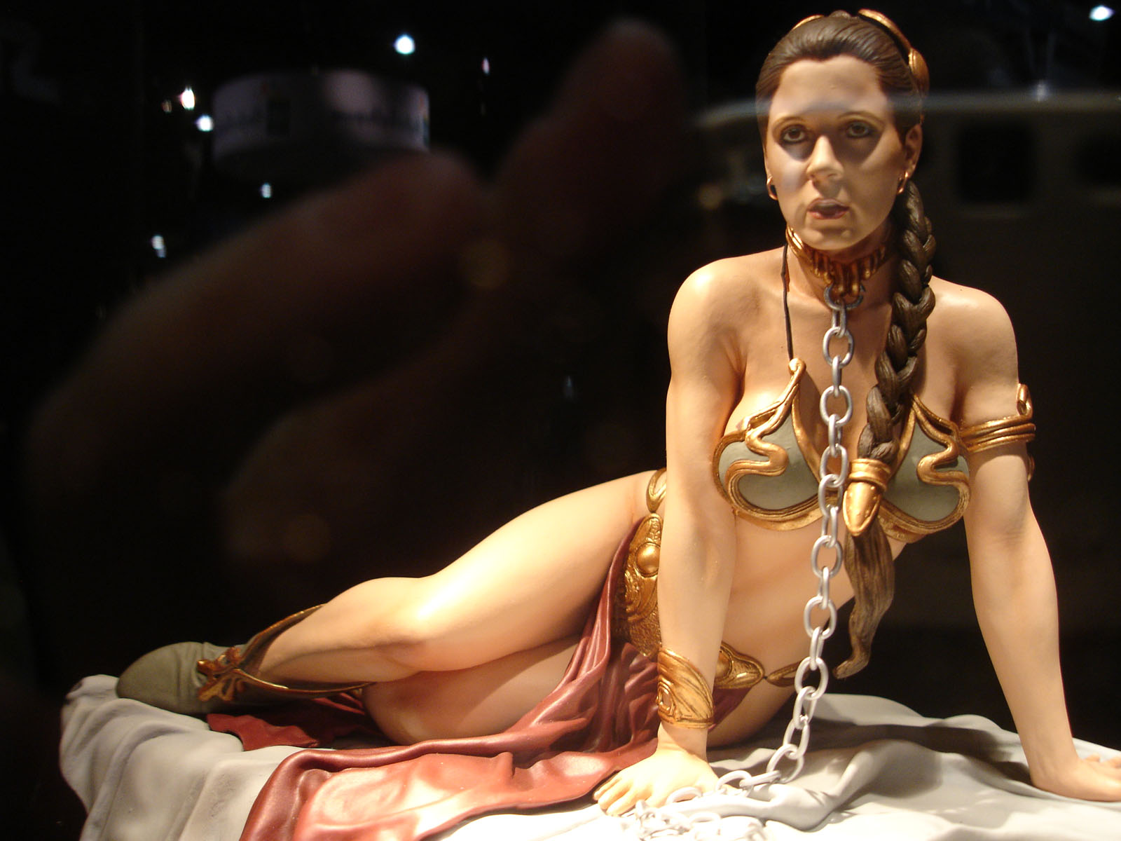 slave leia statue